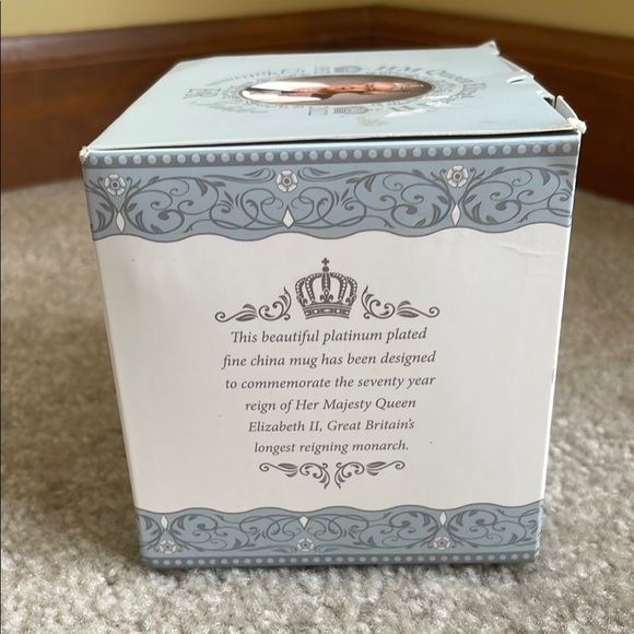 Queen Elizabeth Platinum Jubilee Fine China Mug - Picture 6 of 13